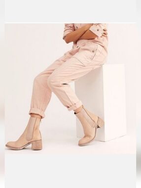 Free People: Essential Chelsea Boot Boots Nude Tan Color Size EUR 38  or US 37.5